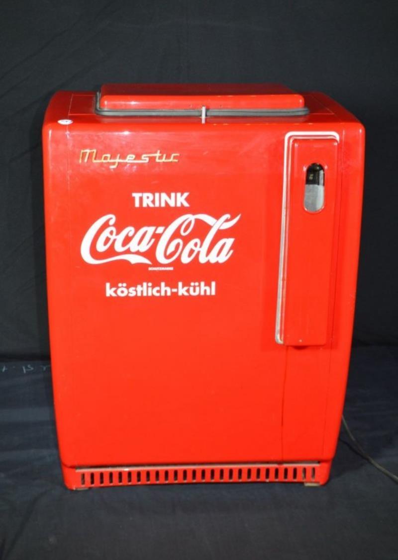 Majestic Vendor Icebox with "Coca Cola" - Original from